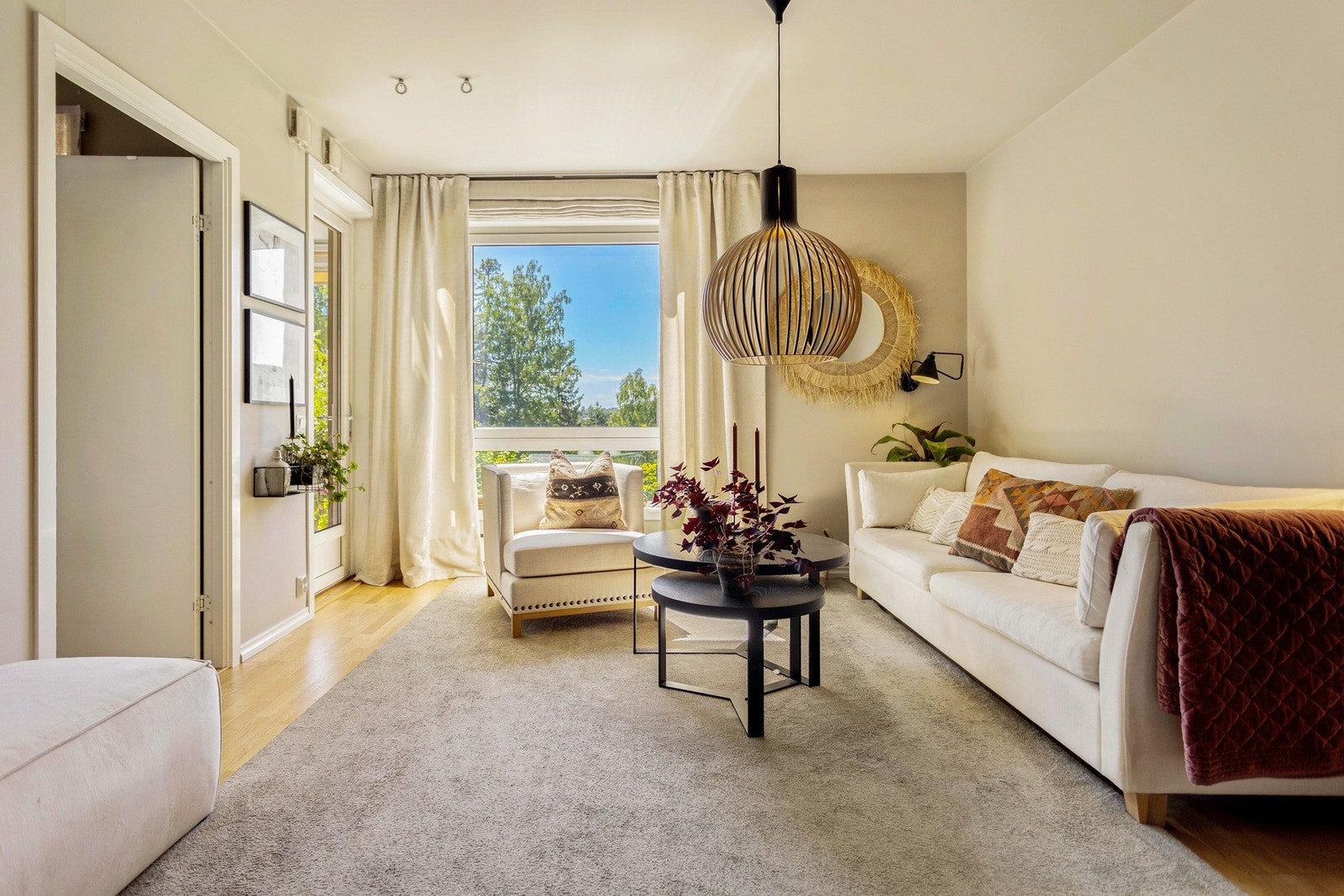 En innbydende 3-roms leilighet i 2. etasje med panorama utsikt over Skaugum åsen, Hvalstrand og Vestmarka. Smarte planløsninger og solrik overdekket balkong. Galleribilde