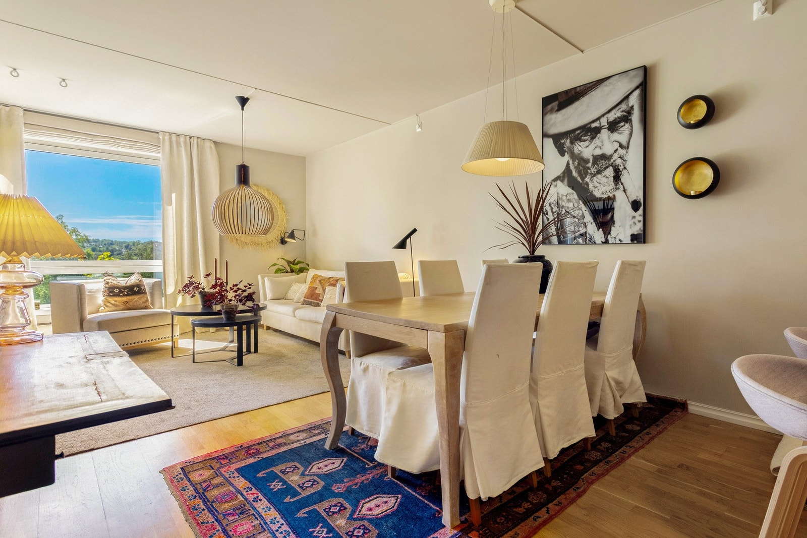 I tilknytning til stue og kjøkkenet som ligger i en sosial åpen løsning er det god plass til langbord eller annen ønsket spisegruppe. Galleribilde