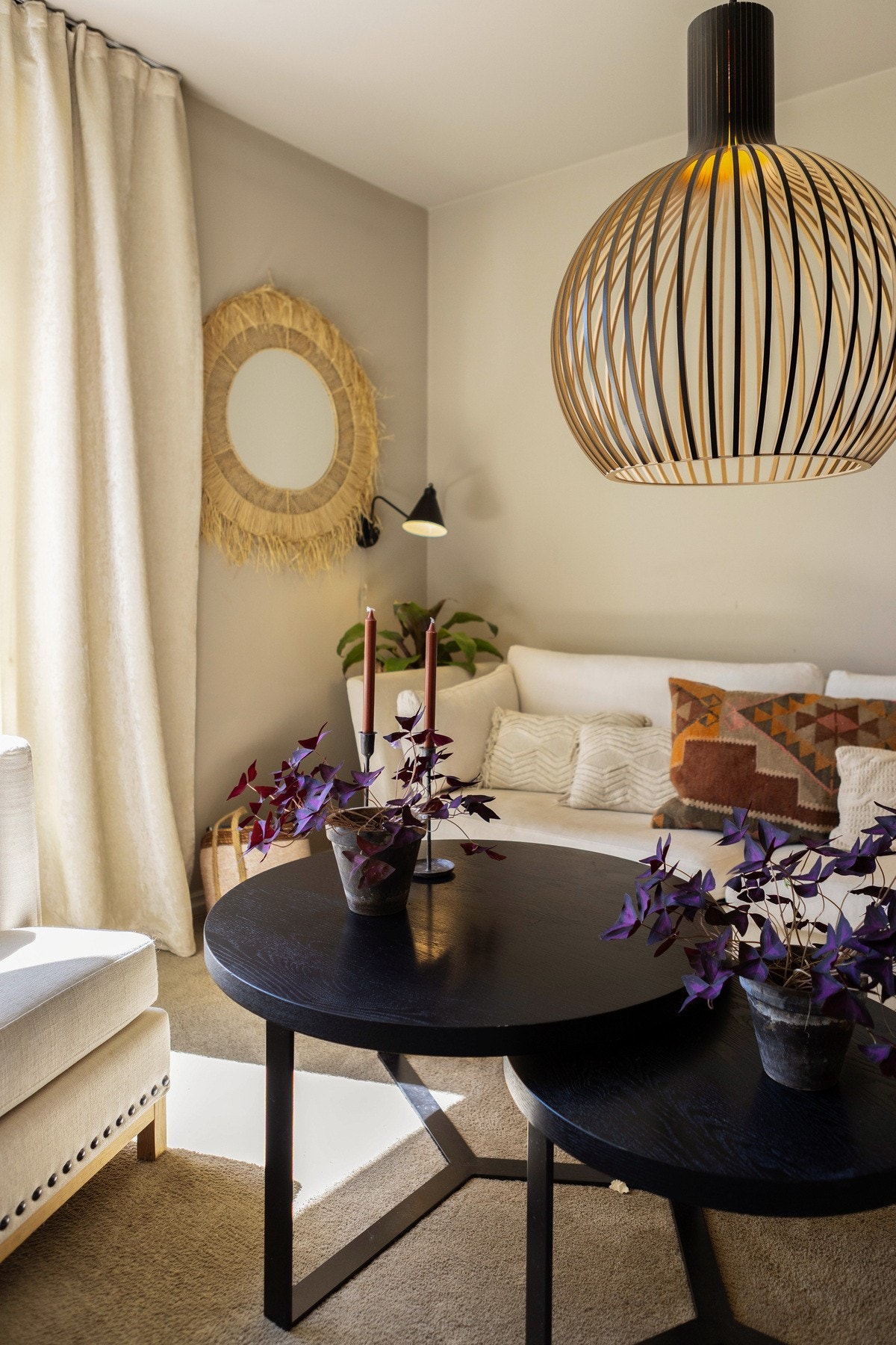 Leiligheten har en romslig stue med godt fordelte soner som gjør den enkel å møblere. Her har du også mulighet for installering av gasspeis. Galleribilde