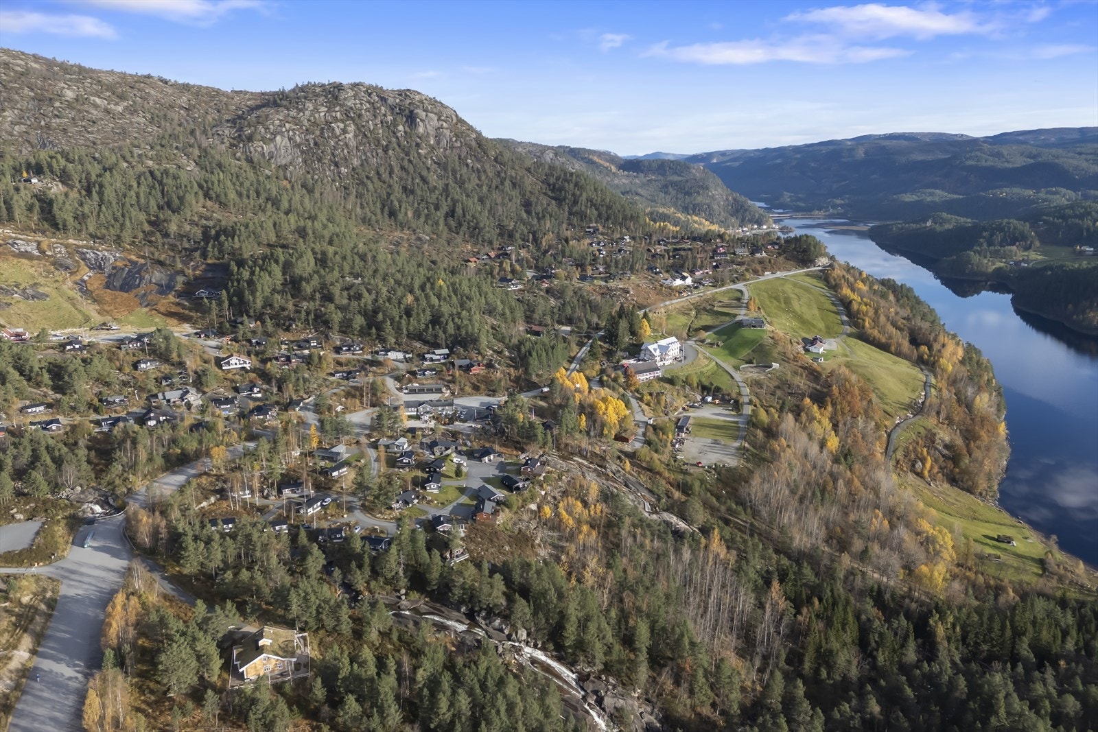 Fra hytta er det kort vei til alpinbakken med et bredt tilbud som inkluderer alpintraseer, off-piste alternativer, terrengpark og barnebakken, samt skiutleie for den som mangler utstyr. Galleribilde