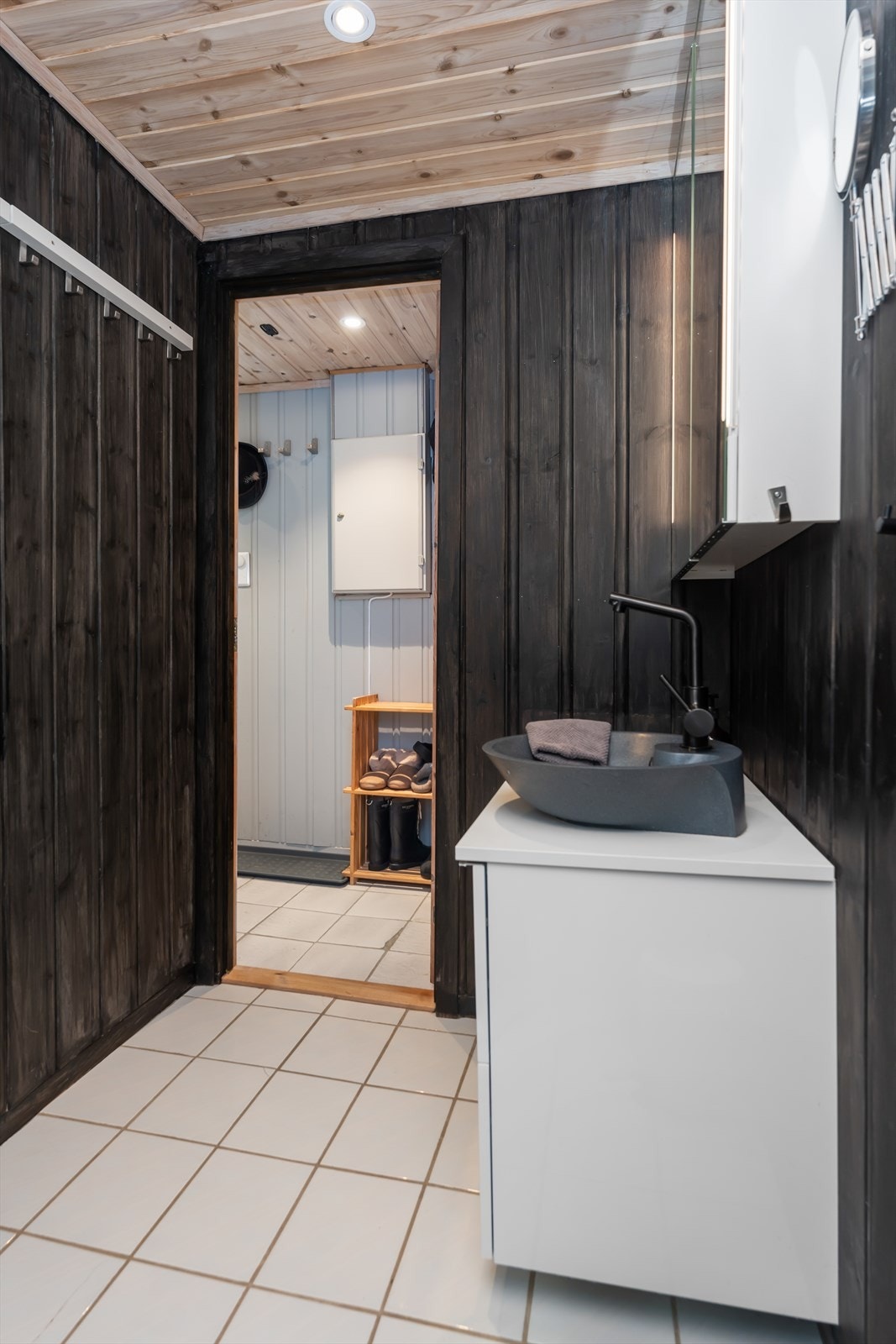 Badet har varmekabler på gulv. Galleribilde