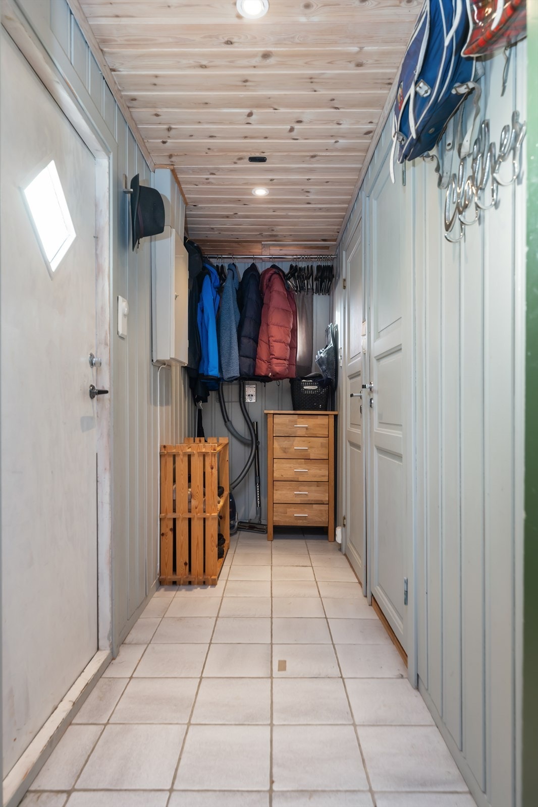 Velkommen inn i flislagt entré med plass til klær og sko Galleribilde