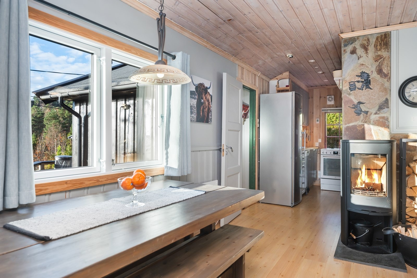 Her kommer vi inn til stuen og kjøkkenet i delvis åpen løsning. Galleribilde