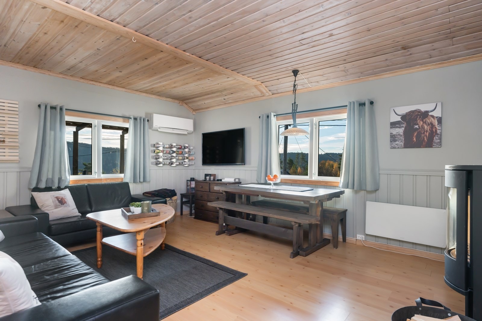 Hytten er utstyrt med vedovn og varmepumpe for å sikre god temperatur på kalde vinterdager. Galleribilde