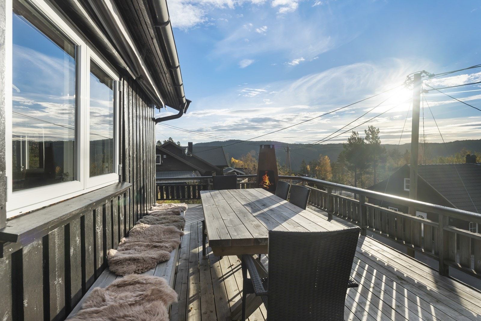 Hyggelig uteplass hvor en kan nyte utsikten over området Galleribilde