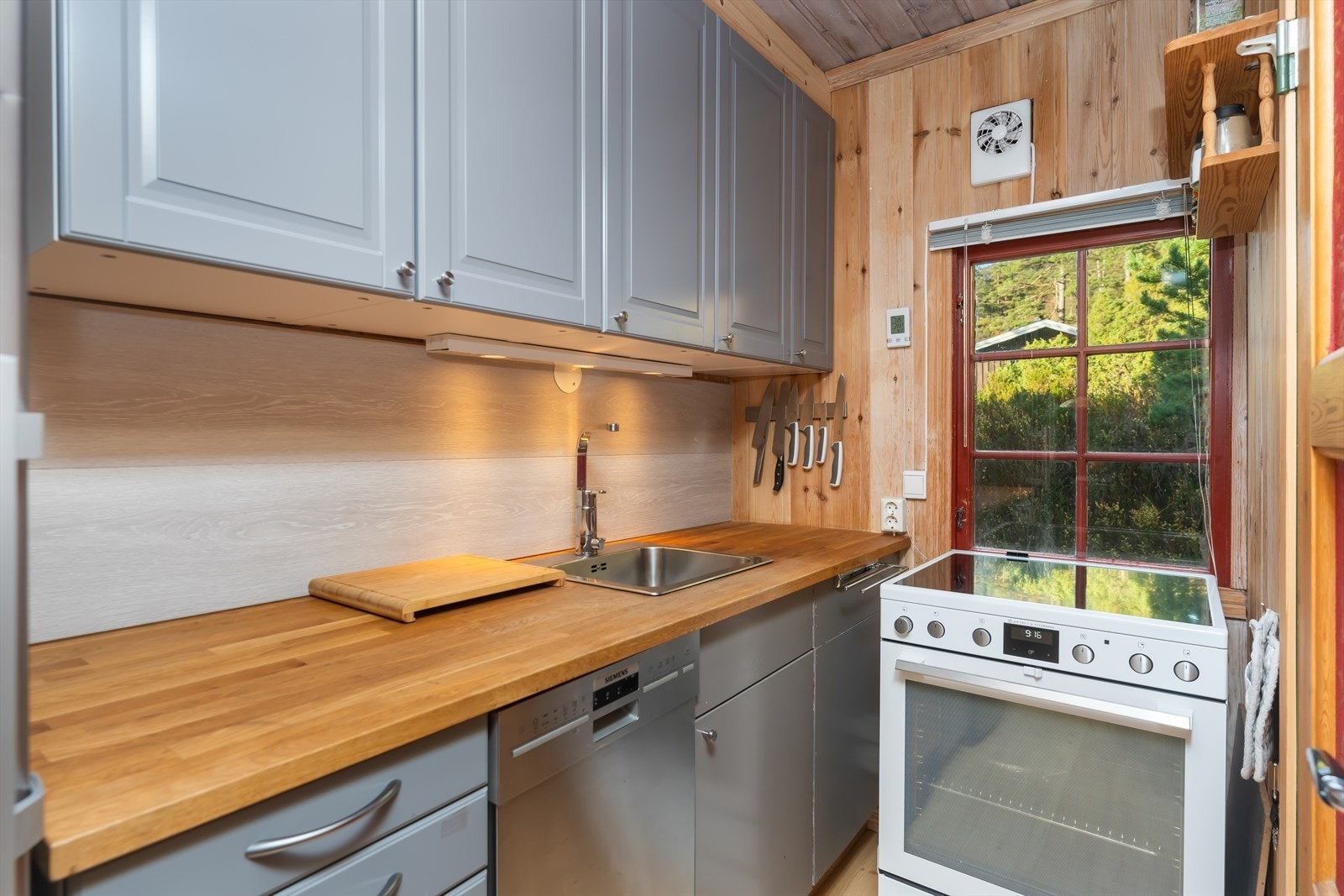 Kjøkkenet med profilerte fronter og benkeplate i tre. Galleribilde