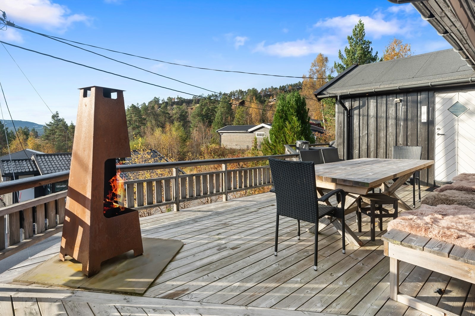 Ute finner vi en hyggelig terrasse Galleribilde