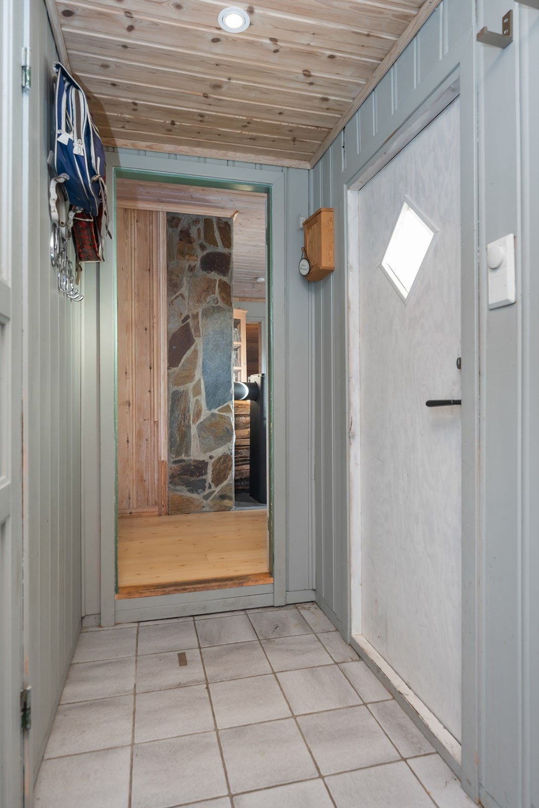 Entréen fører videre inn til hyttens øvrige rom. Galleribilde