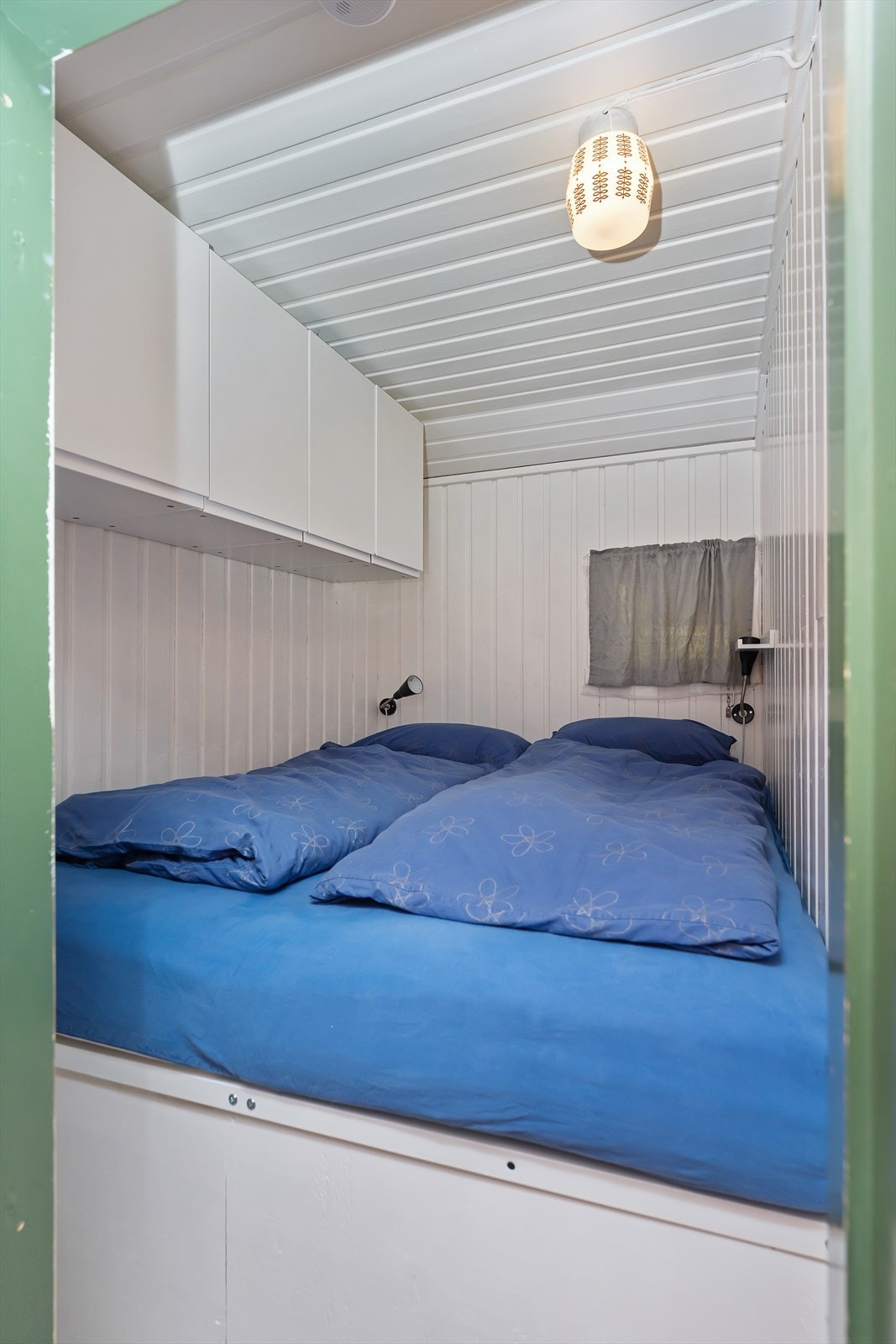 Soverom som har inngang fra kjøkken med plassbygd seng med oppbevaring. Galleribilde