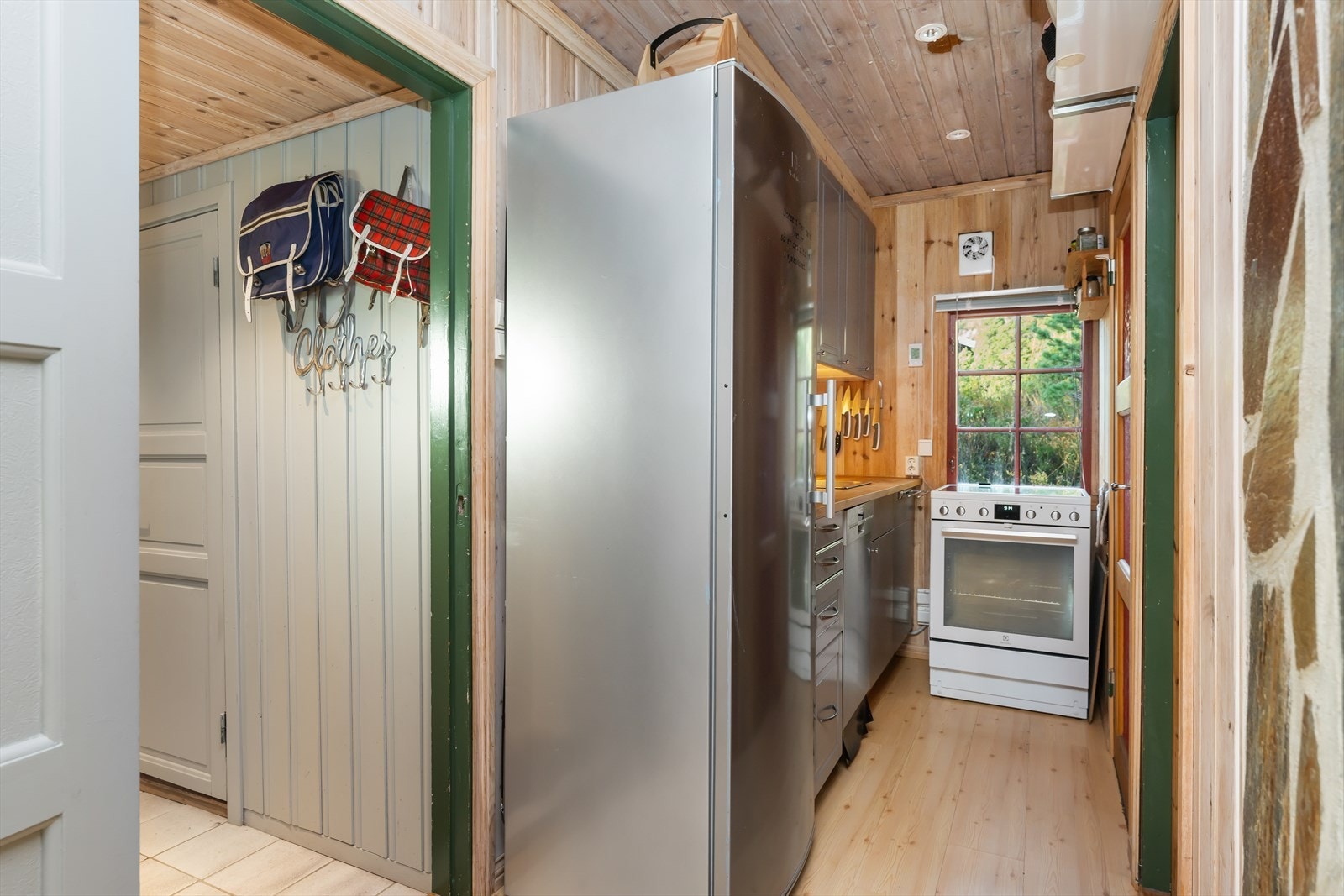 Kjøkkenet med inngang til 1 soverom og matbod. Galleribilde