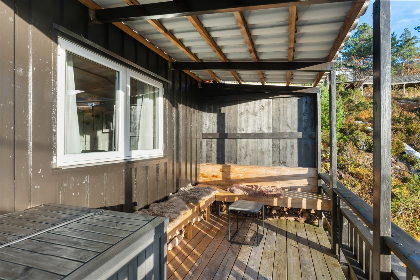 Innerst på terrassen finner vi en overbygd uteplass. Galleribilde