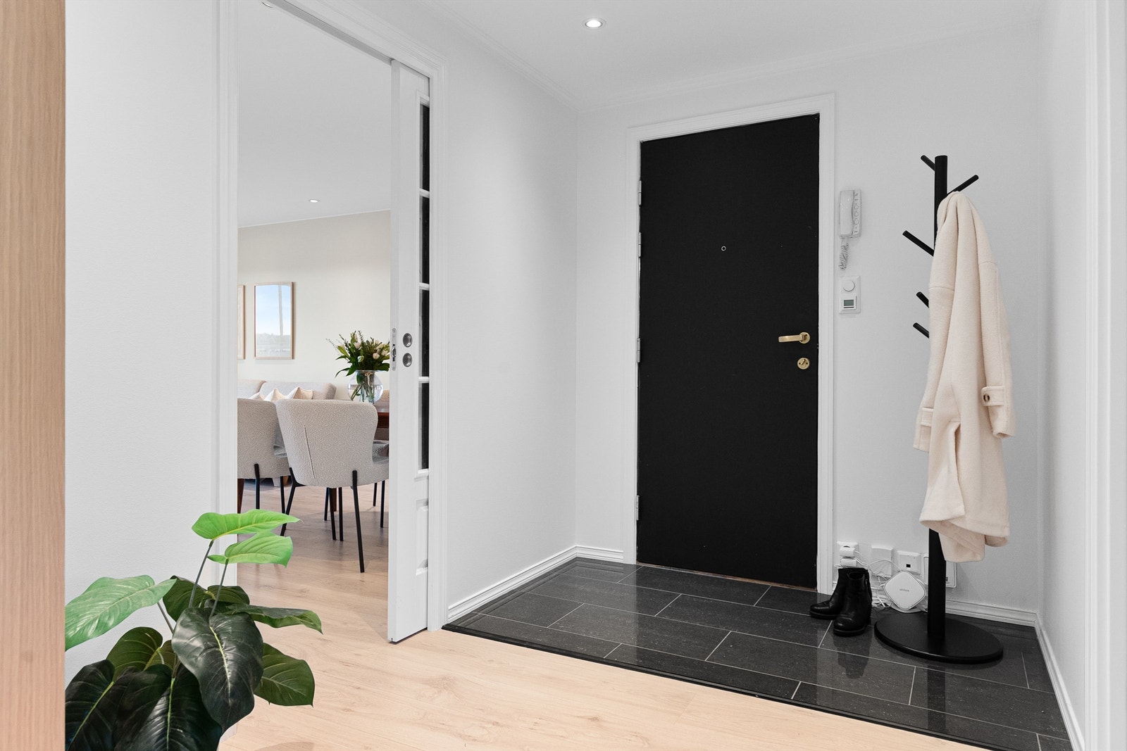 - Det første som møter deg over dørstokken er en romslig gang med god plass til å henge fra seg yttertøy - Galleribilde