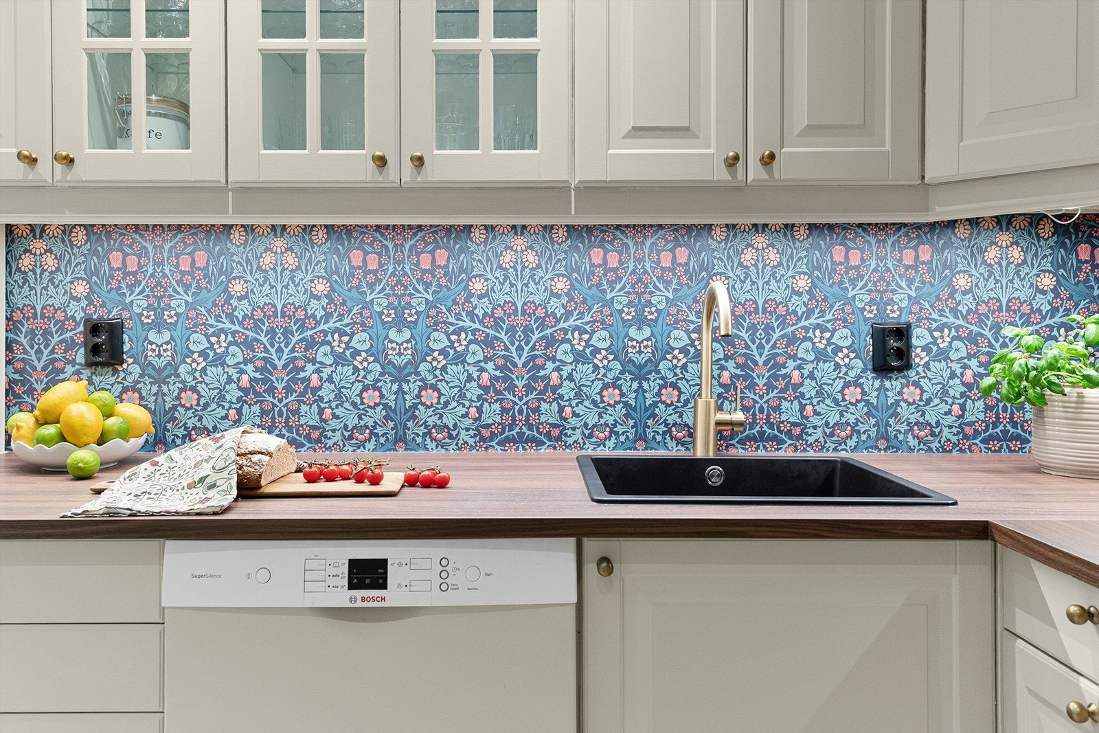 - God oppbevaringsplass i skuffer og skap - Galleribilde