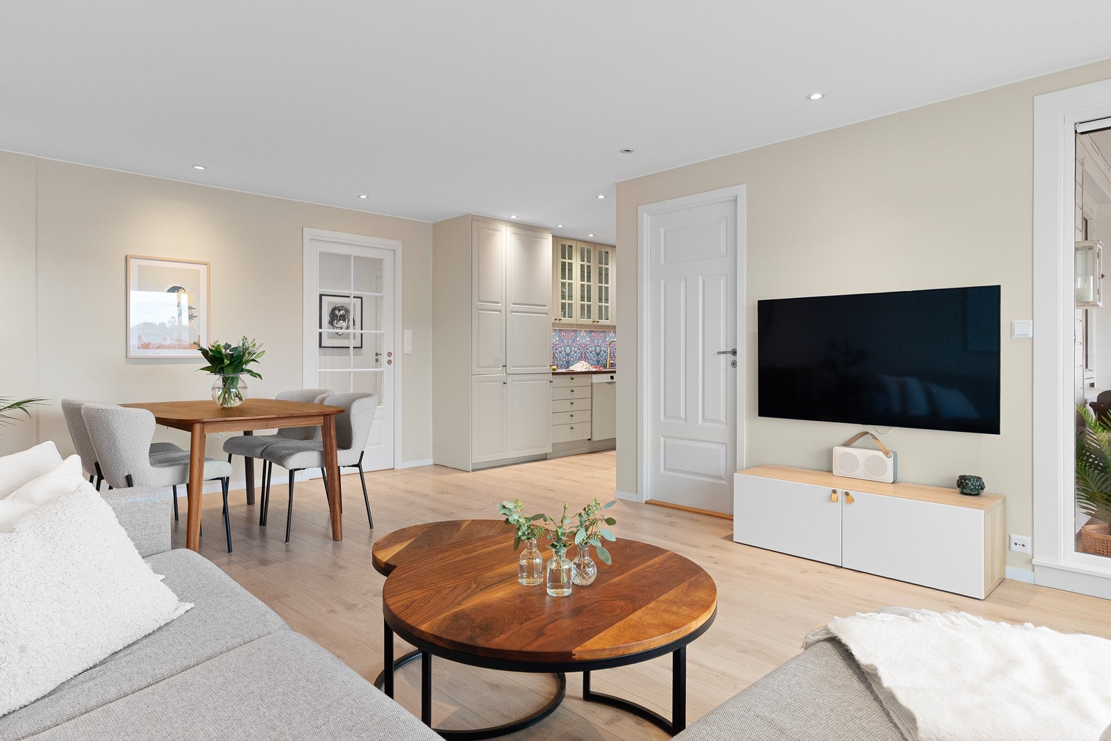 - Fra stue er det tilkomst til ett av soverommene i leiligheten - Galleribilde