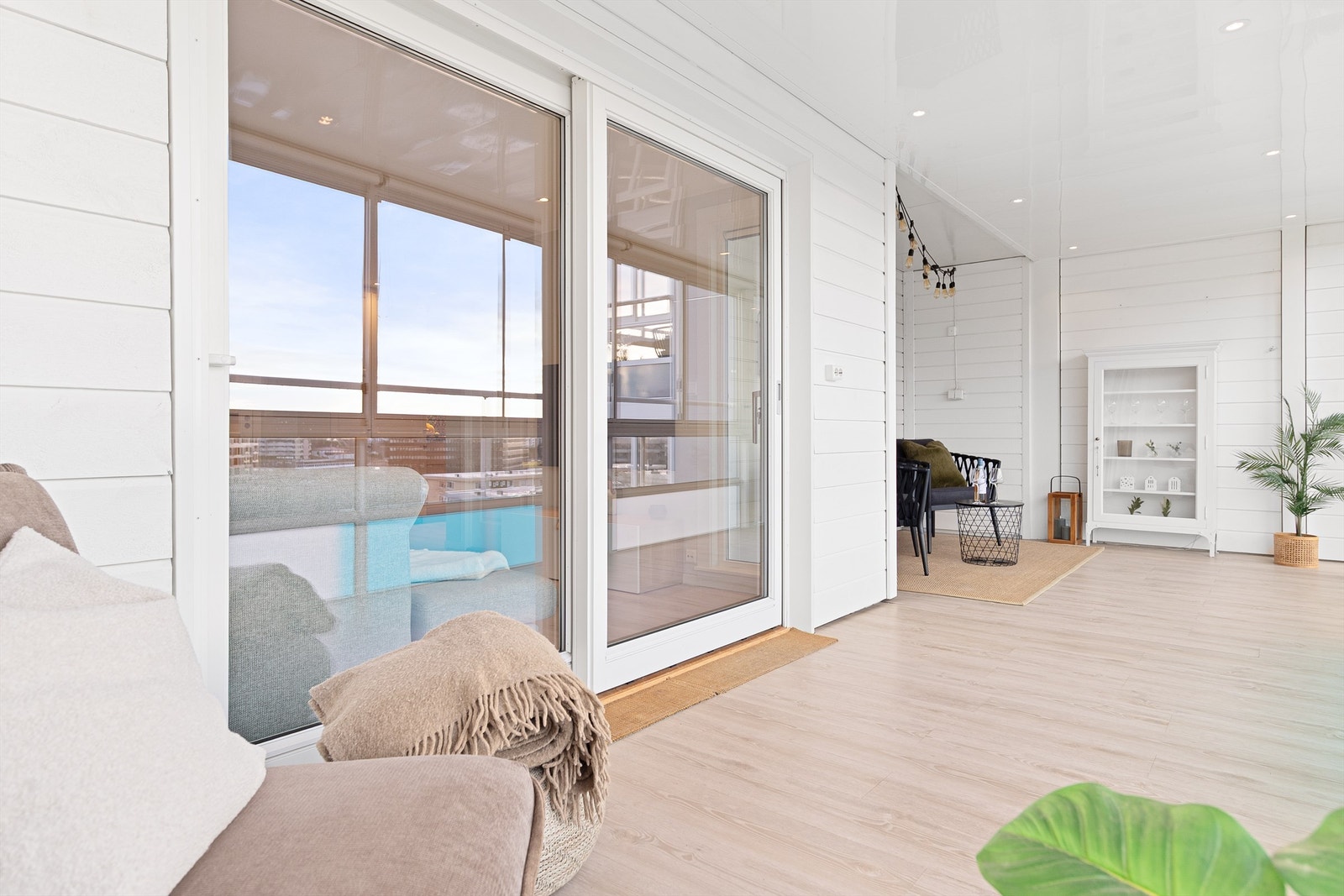 - Leiligheten har en stor innglasset balkong med belegg på gulv som gjør at den føles ut som en forlengelse av stuen - Galleribilde