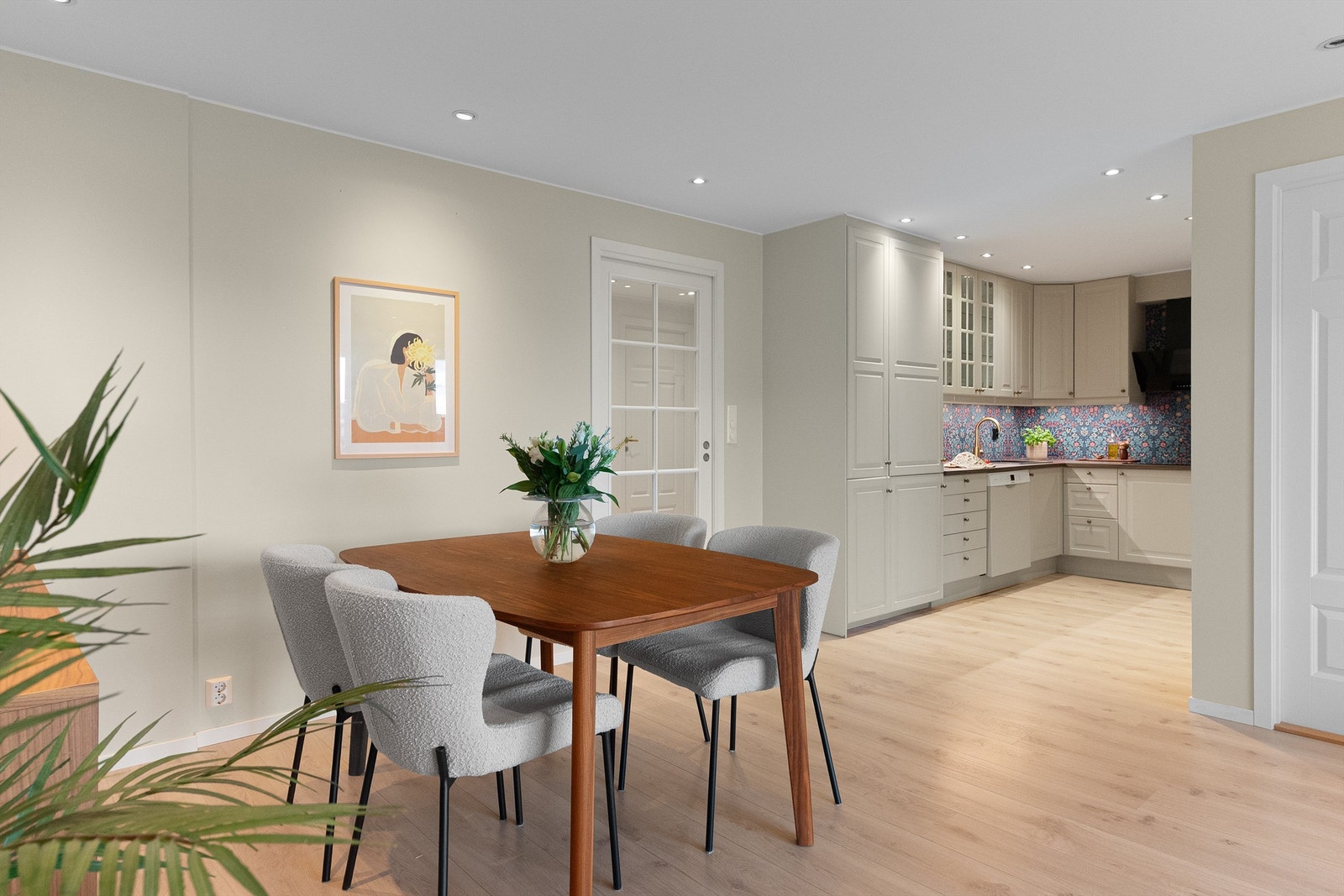 - Delvis åpen kjøkkenløsning med Galleribilde