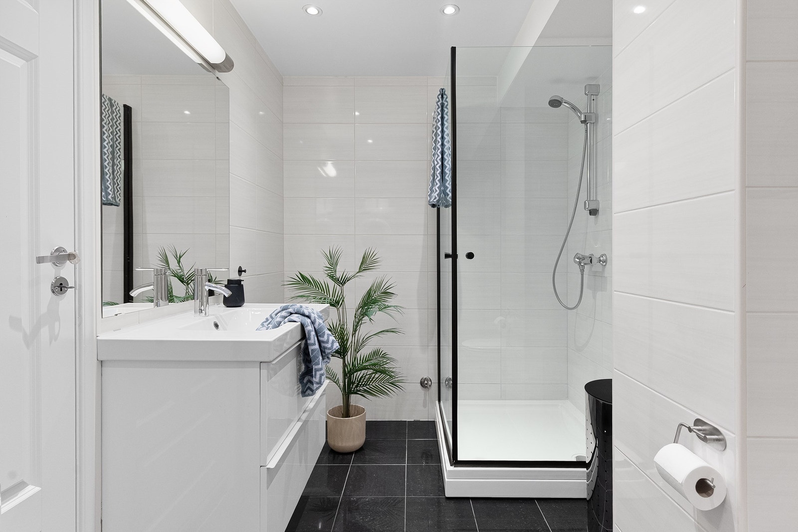 - Lekkert dusjkabinett installert nå i høst - Galleribilde