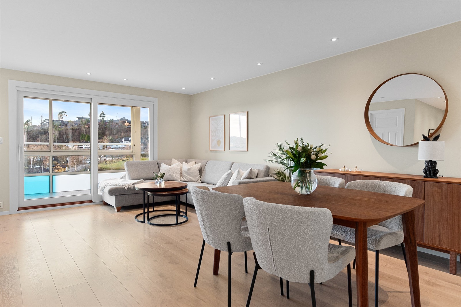 - Stilren stue med slette vegger, spotter i tak og lys 1-stavs laminat på gulv - Galleribilde