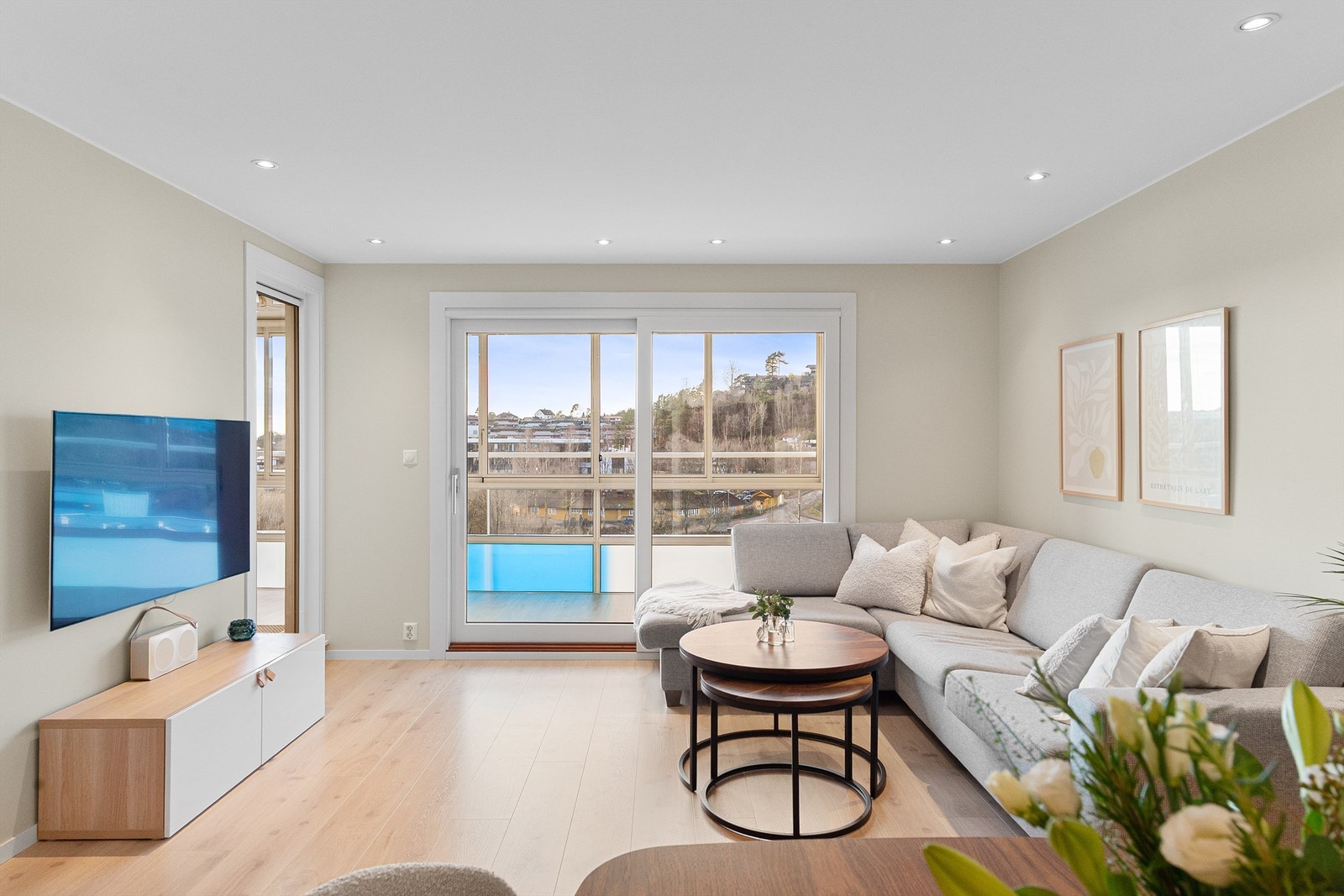 - Store vindusflater som slipper inn mye naturlig lys - Galleribilde