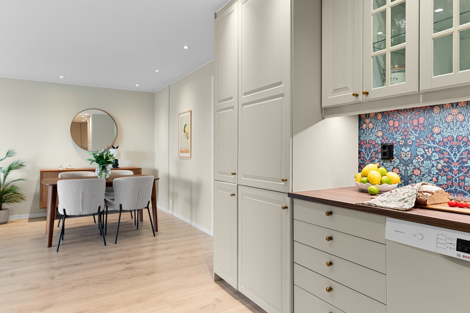 - Spisebordet kan praktisk plasseres like ved kjøkkenet - Galleribilde