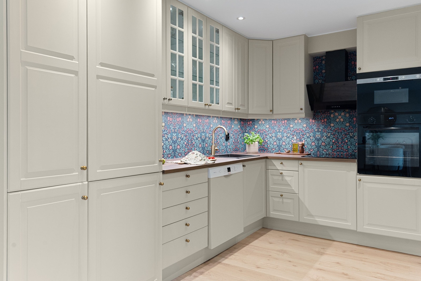 - Flott malt kjøkkeninnredning som står nydelig i stil med resten av leiligheten - Galleribilde