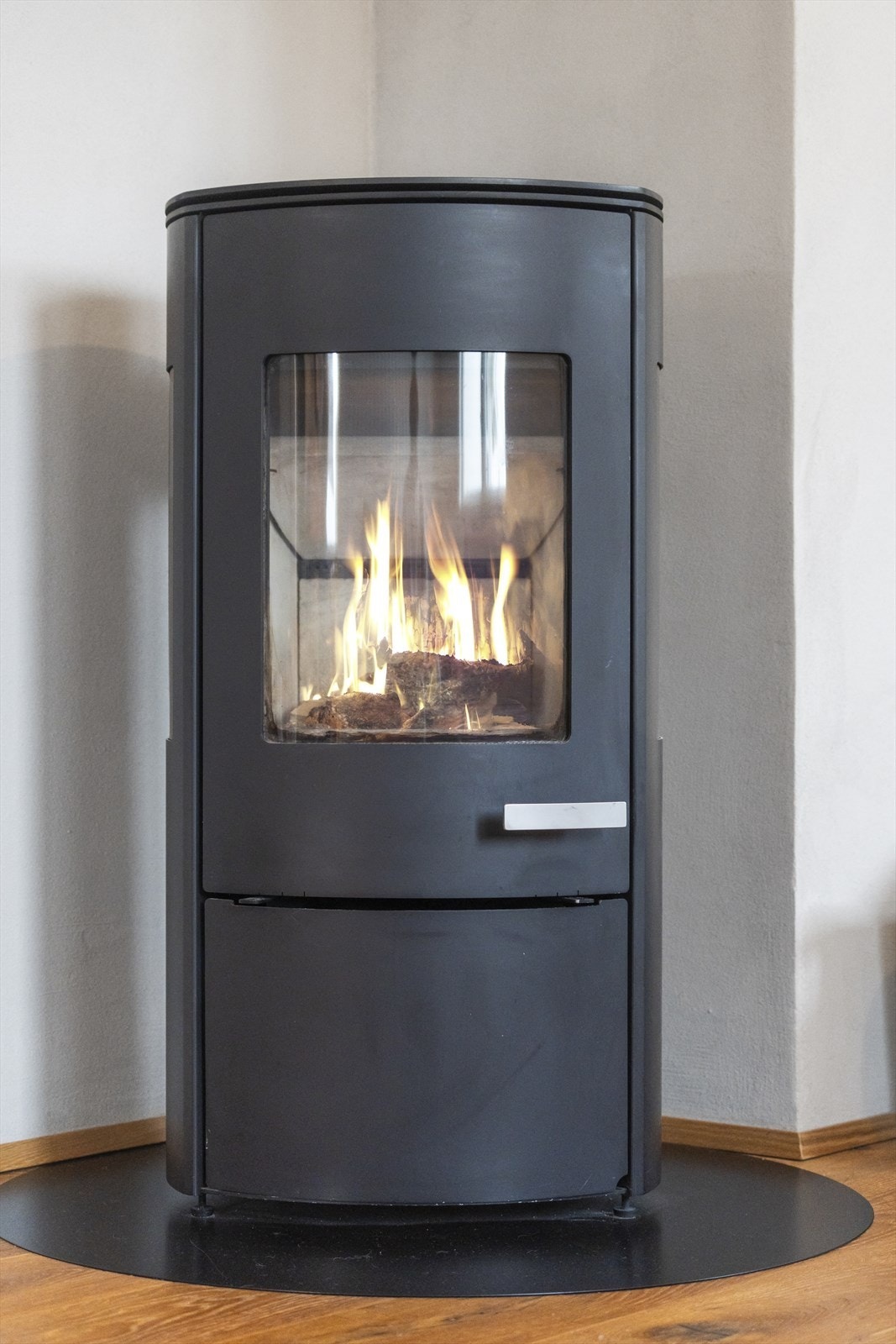 Nyere vedovn og stålrør i pipe etablert i ca. 2023. Galleribilde