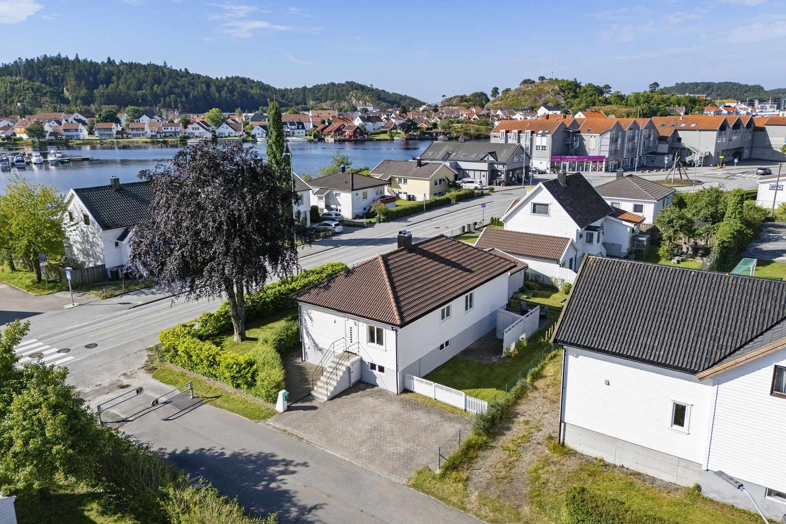 Kort vei til sentrum, flat tomt og enkel adkomst både med bil og sykkel. Galleribilde