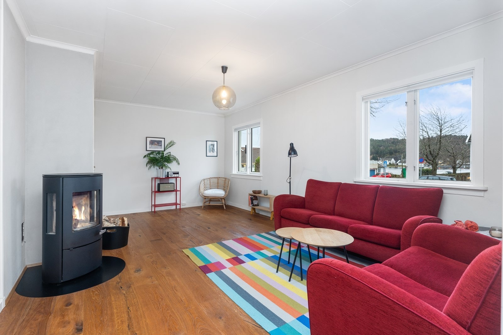 Stuen er lys og åpen. Galleribilde