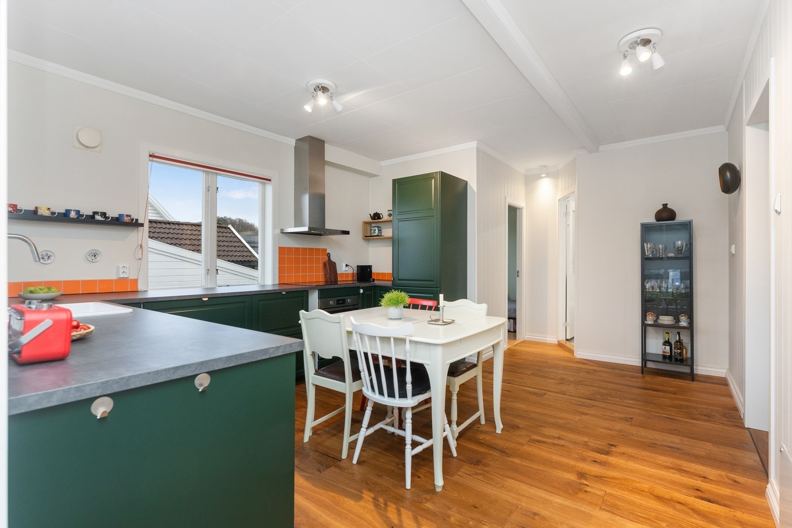 Her er fin plass til spisebord. Flott parkett i heltre. Galleribilde