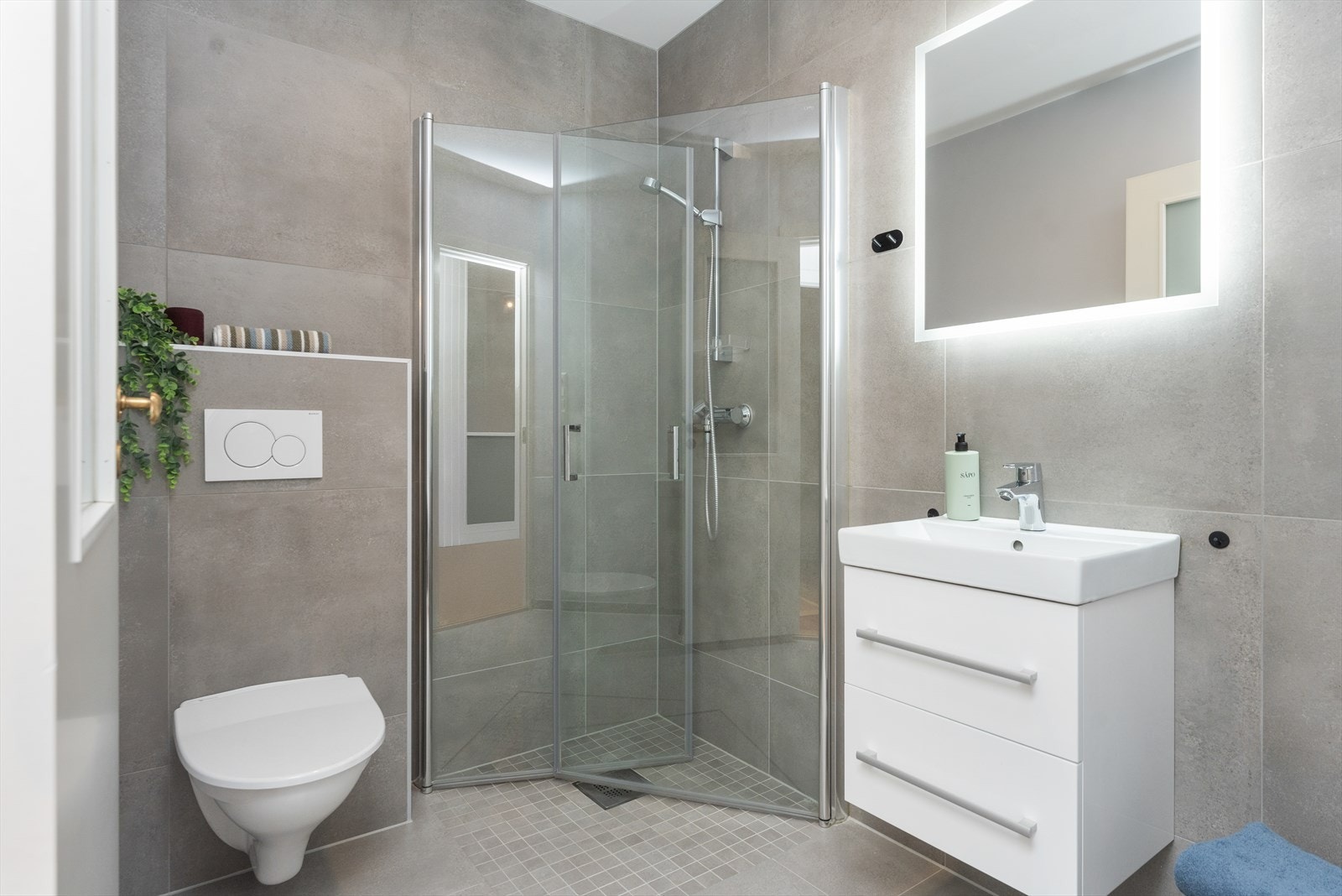 Pent, flislagt bad med varmekabler. Oppusset av fagfolk i 2023. Galleribilde