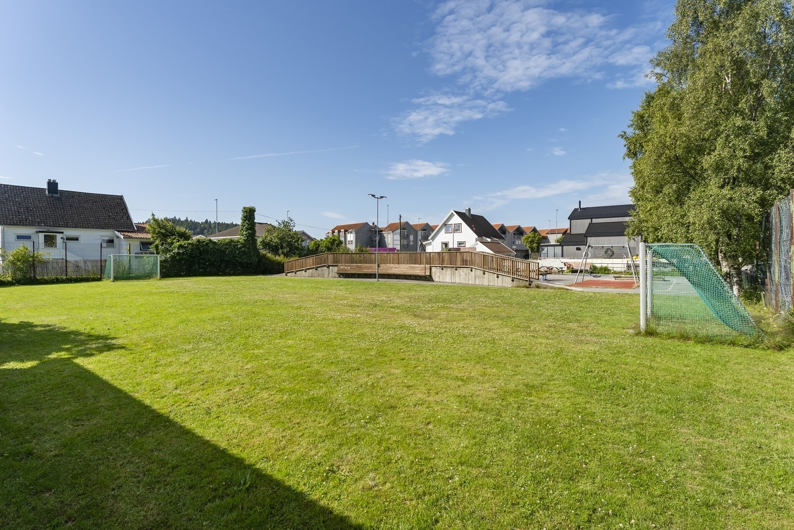 Hyggelig nærområde med lekeplass og balløkke som grenser til tomten. Galleribilde