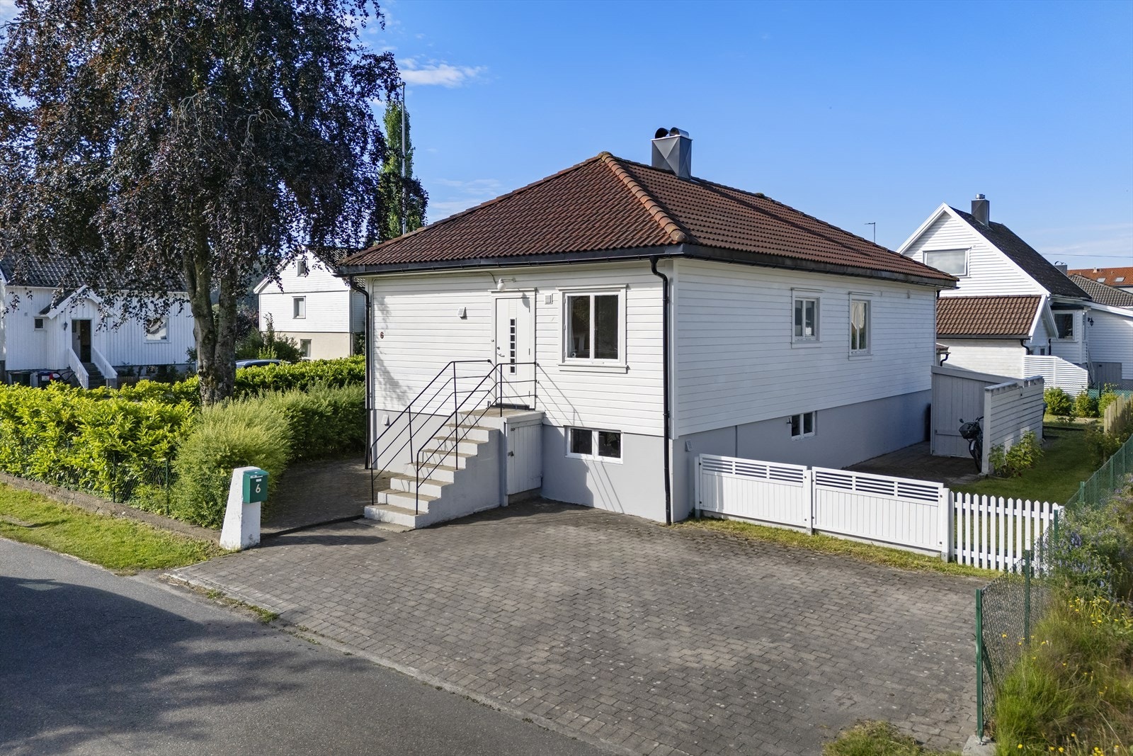 Gode parkeringsmuligheter på tomten. Galleribilde