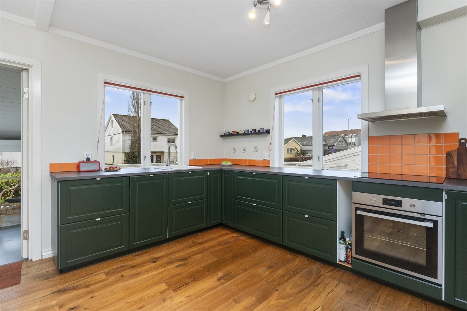 Godt med arbeidsflate på benk og hyggelig utsyn. Galleribilde