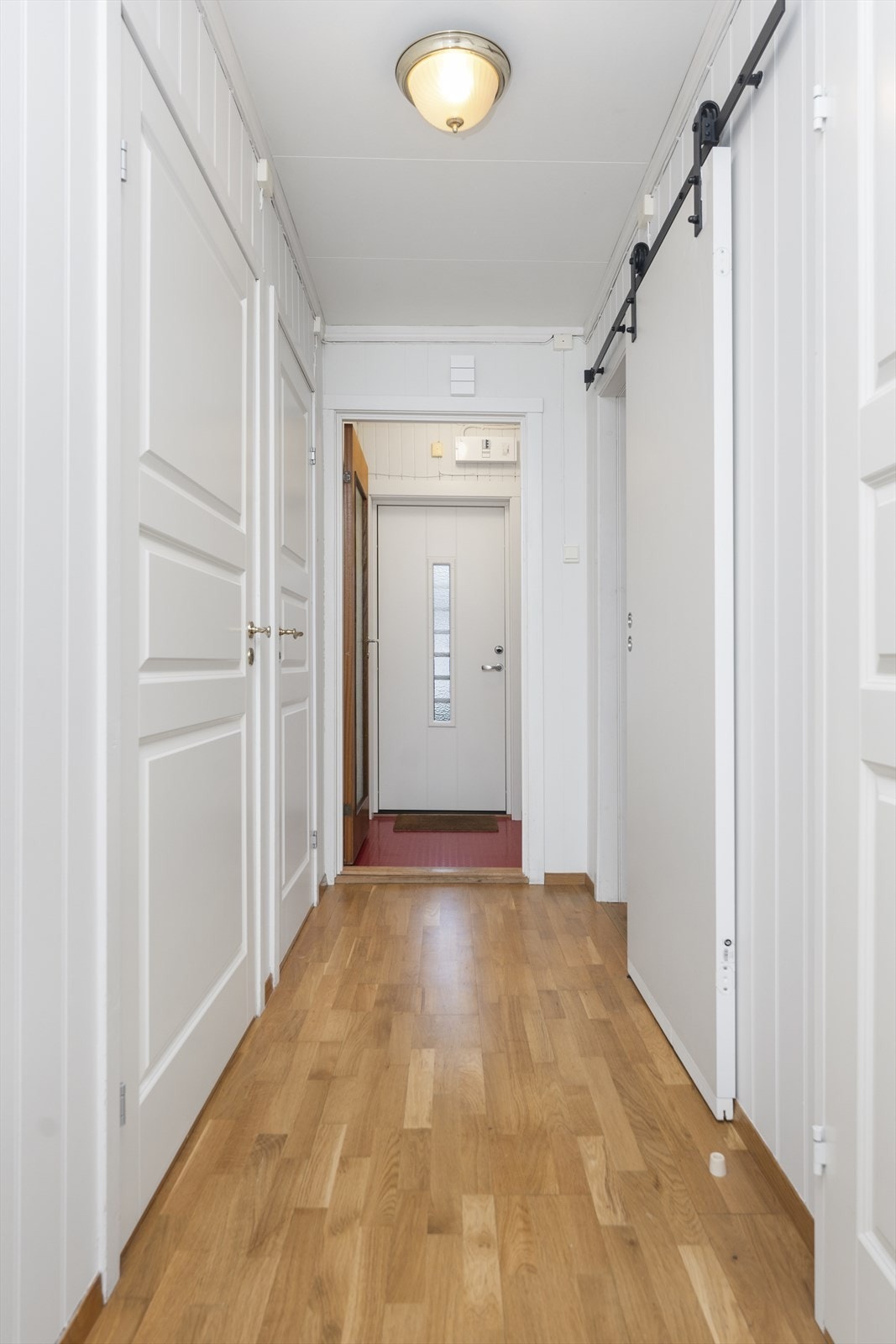 Det er mulig å bruke deler av huset til utleie ved å låse av døren ved stuen og bruke inngangen fra Vognmannsgata. Galleribilde