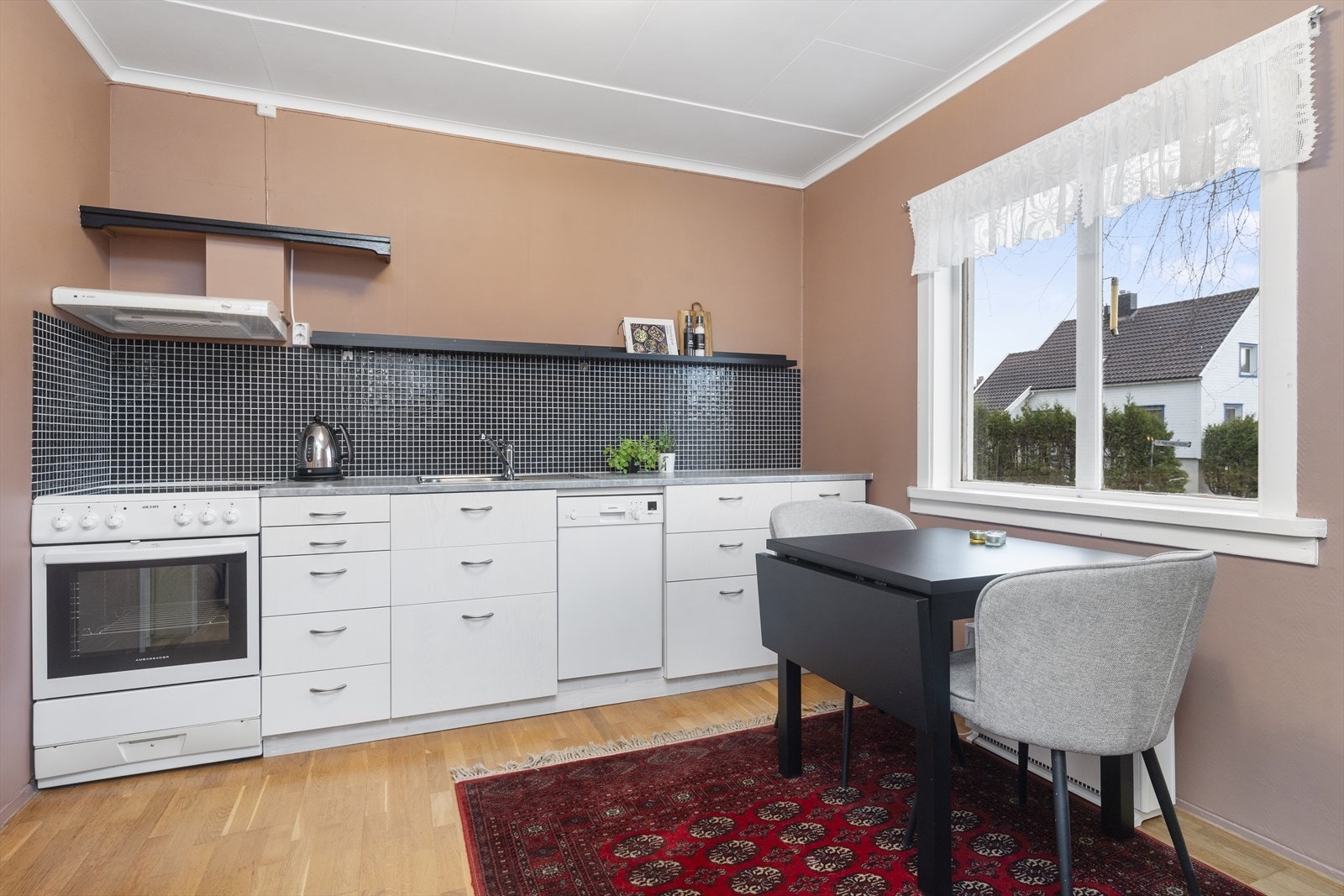 Her er eget kjøkken og oppholdsrom. Galleribilde