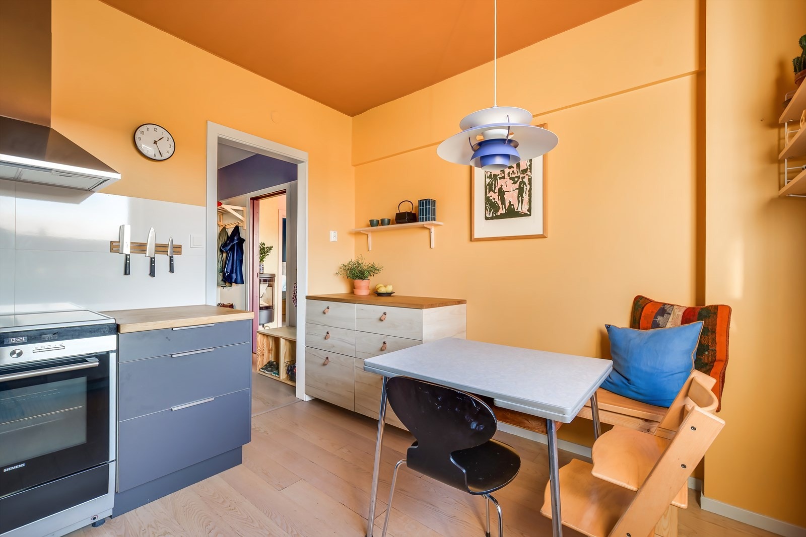 Det er fliser mellom overskap og underskap. Galleribilde