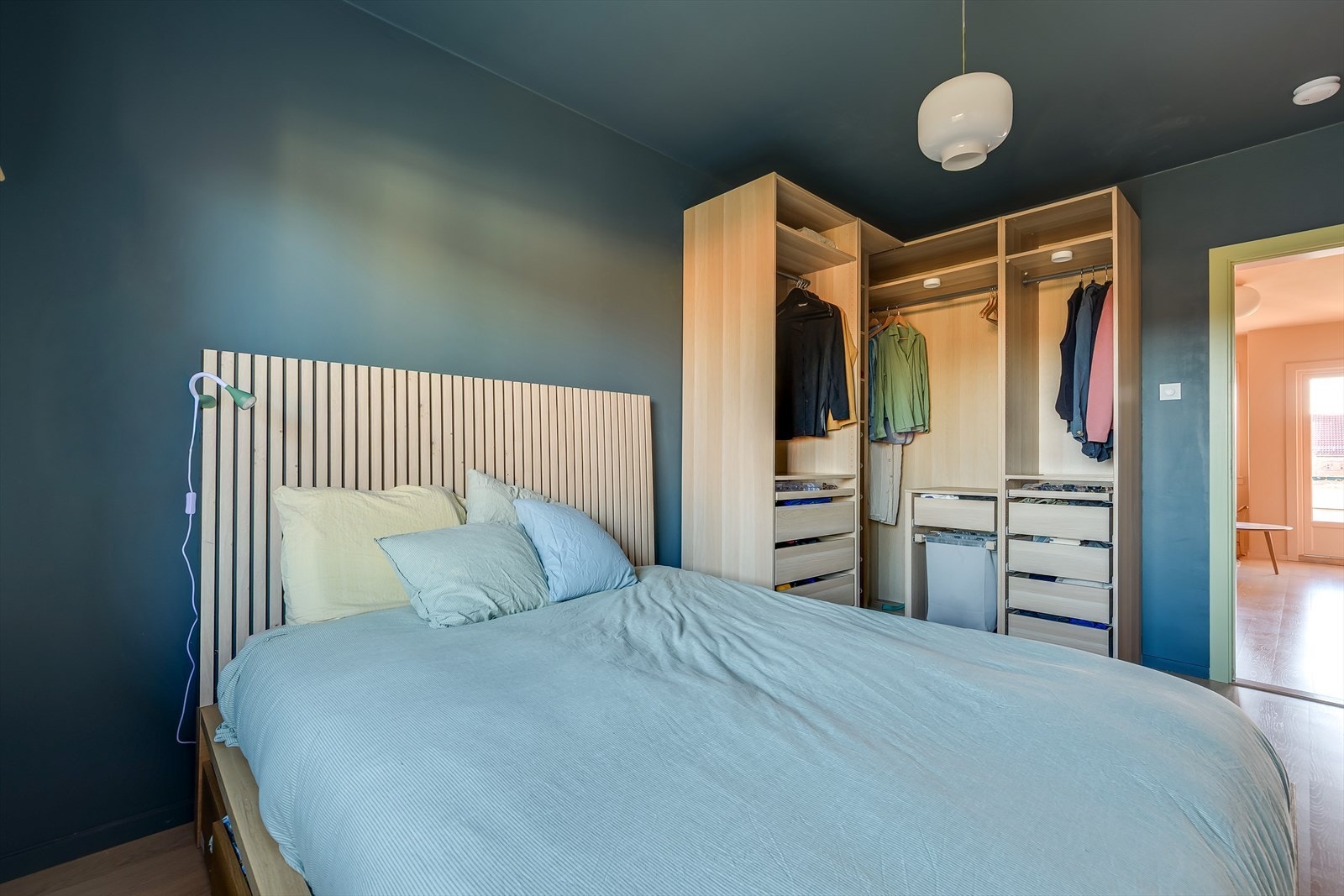 Rommet har god plass til dobbeltseng og garderobeløsning. Galleribilde
