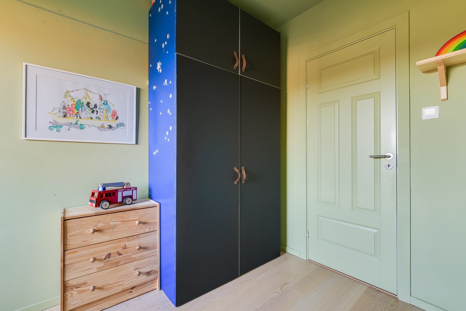 Rommet er malt i en lun og delikat grønnfarge. Galleribilde