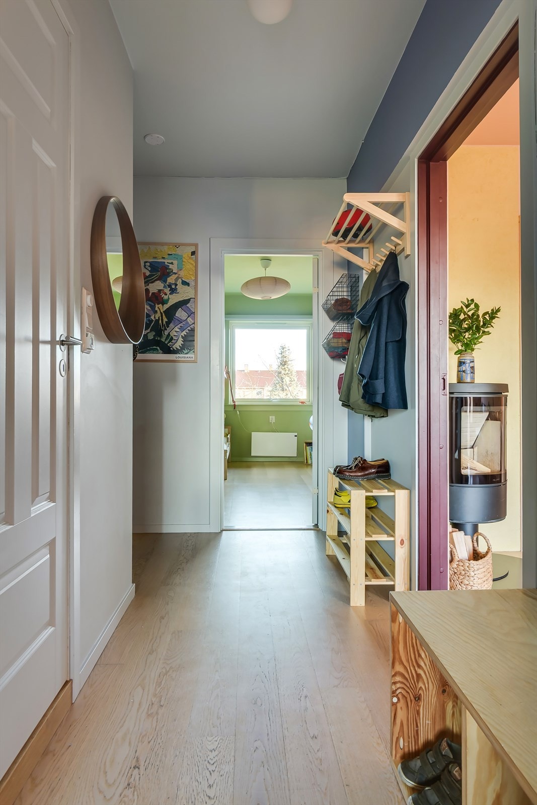 Gangen er malt i lyse delikate farger. Galleribilde