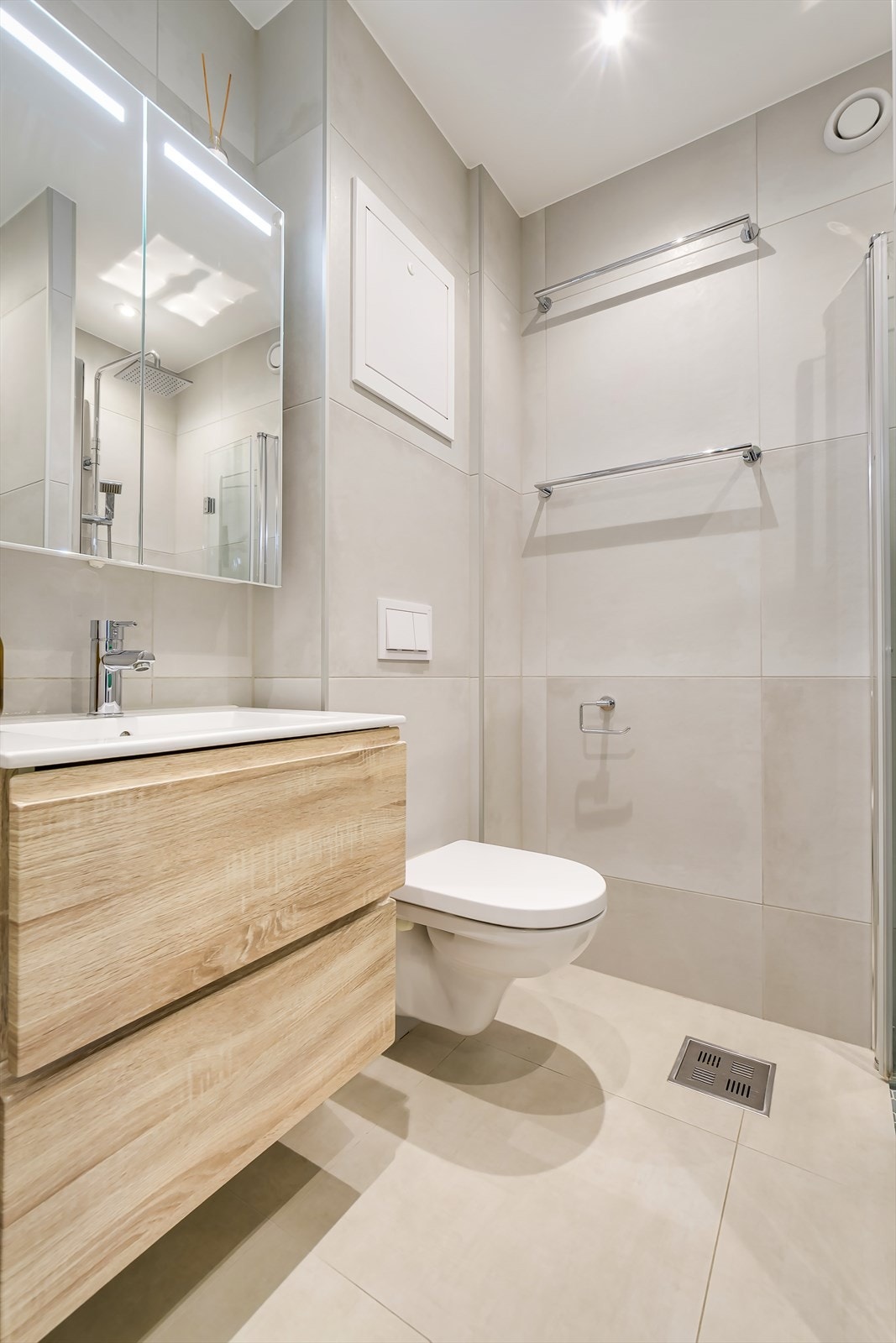 Flislagt gulv og varmekabler fra 2023. Galleribilde