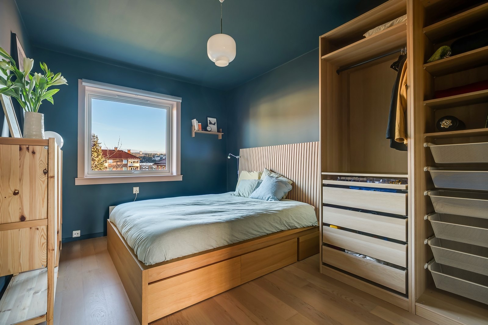 Romslig hovedsoverom malt i en behagelig blåfarge. Galleribilde