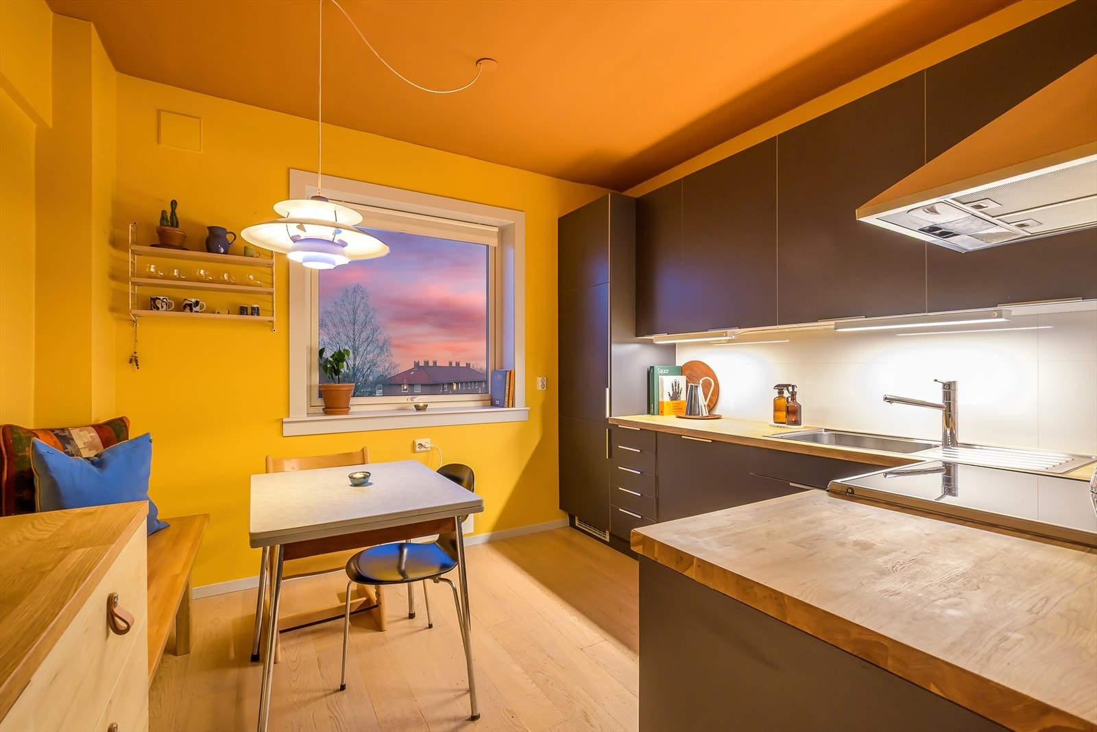 Romslig separat kjøkken med rikelig skap og benkeplass. Galleribilde