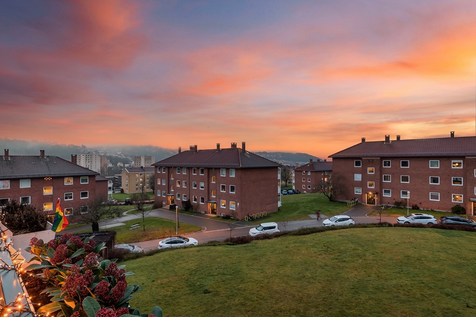 Borettslaget har store og flotte grøntområder. Galleribilde