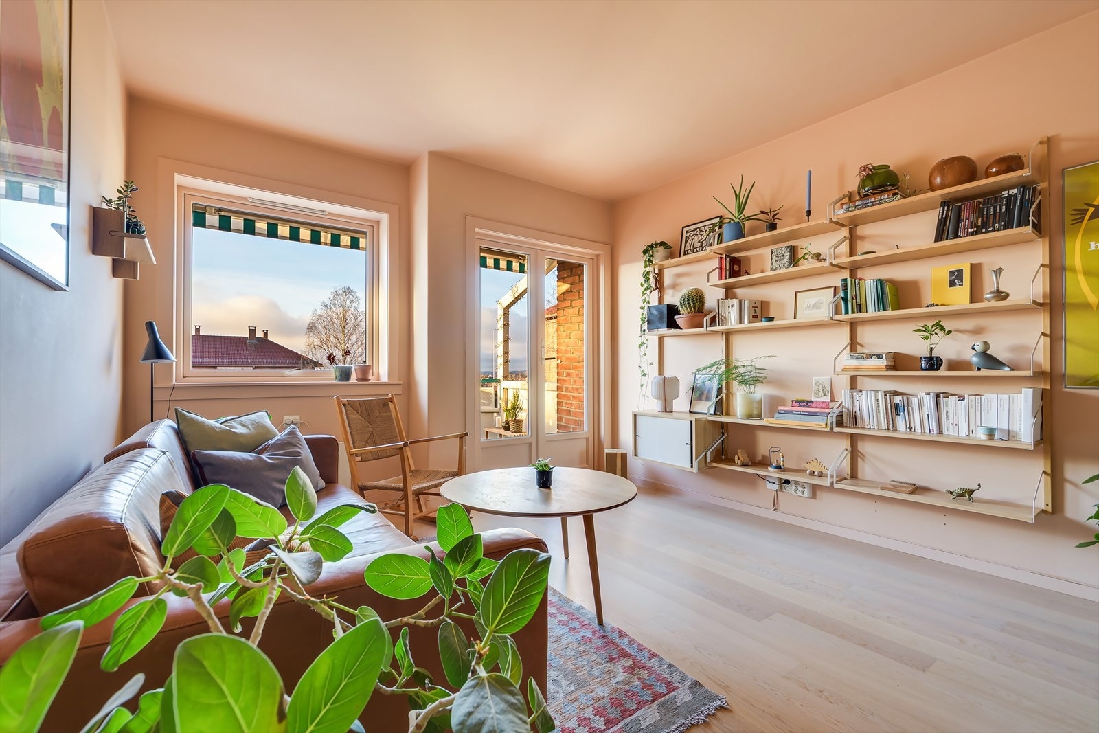 Stuen har en sosial planløsning som enkelt kan innredes etter eget ønske! Galleribilde