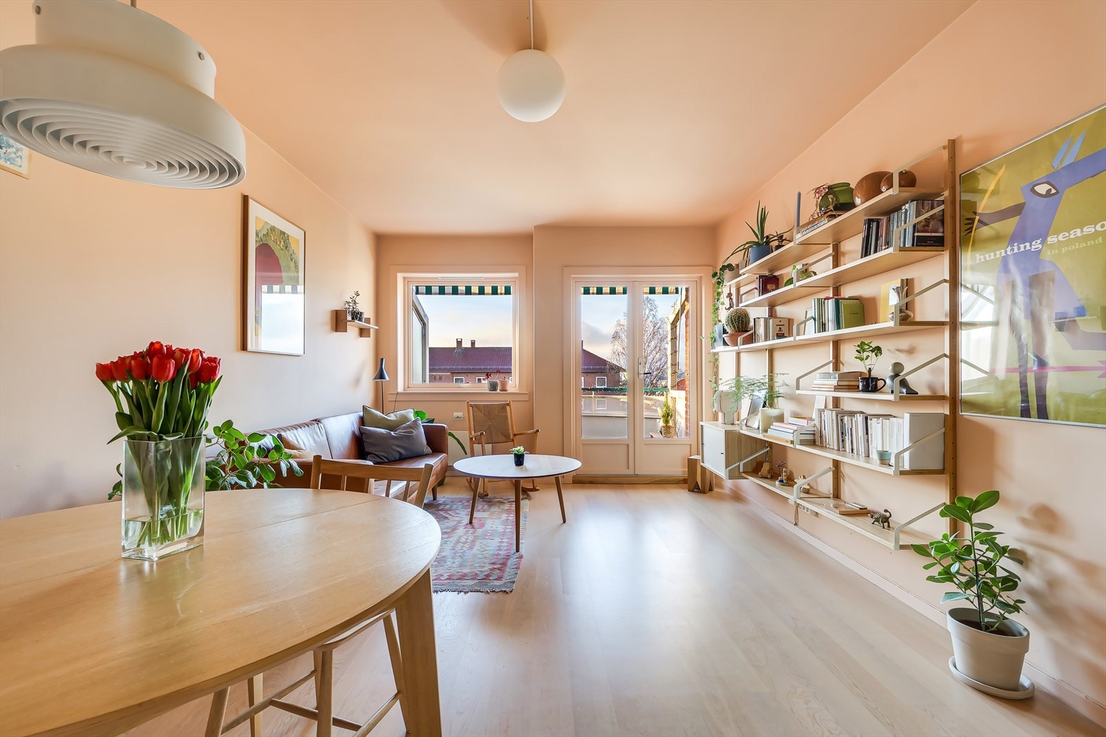 Store vindusflater i stuen som gir godt lysinnslipp. Galleribilde