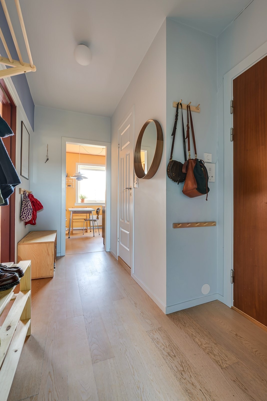 Innbydende entre med plass til yttertøy og sko. Galleribilde