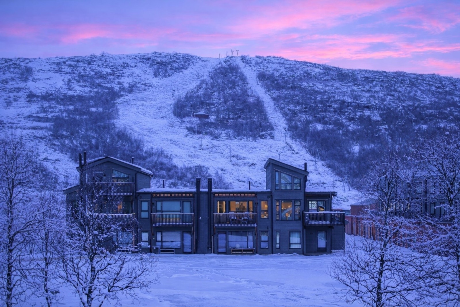 Eiendomsmegler MNEF/Partner/Økonom - Ådne Holestøl Hognerud ønsker velkommen til Løken 101. Foto: Pål Harald uthus Galleribilde