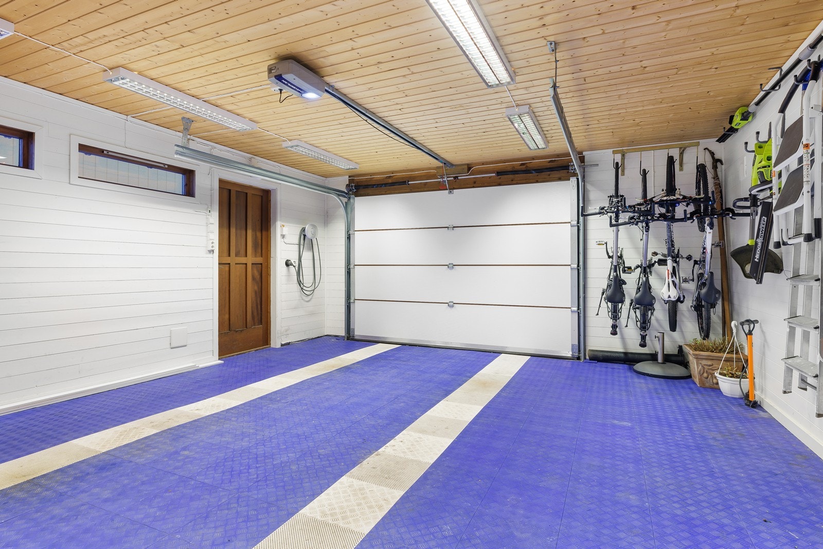 Isolert garasje utstyrt med elbillader og 3 fas. Galleribilde