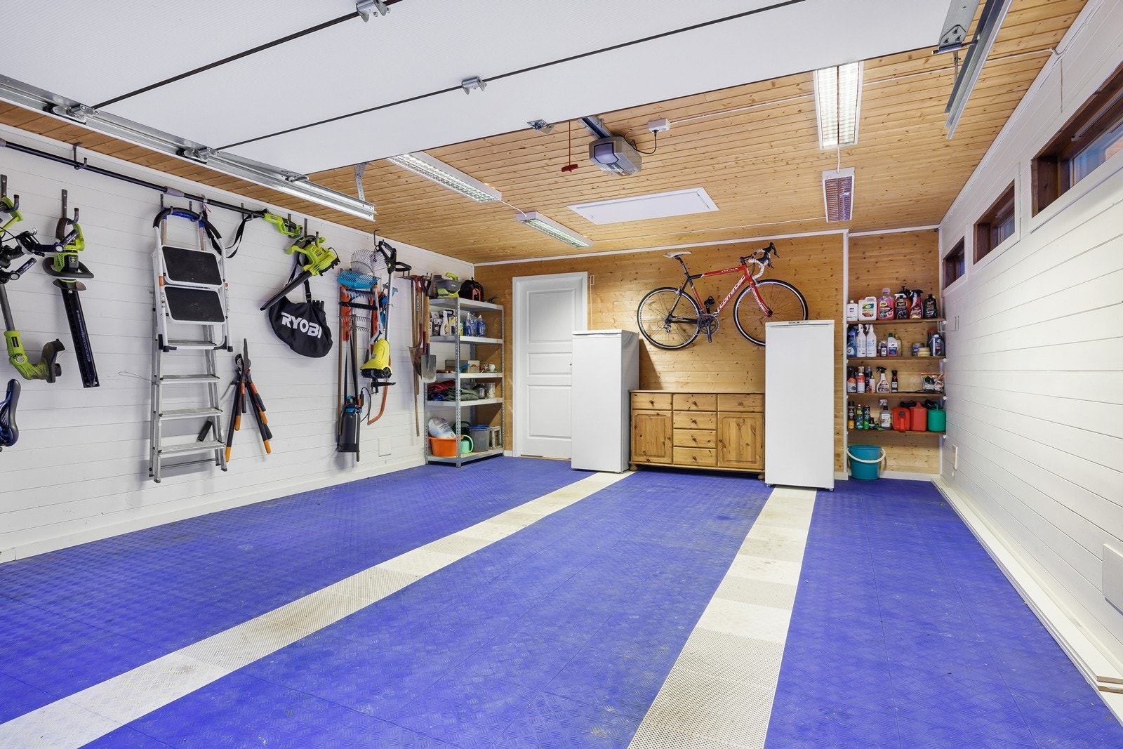 En romslig garasje med god plass til oppbevaring av redskap og verktøy. Galleribilde