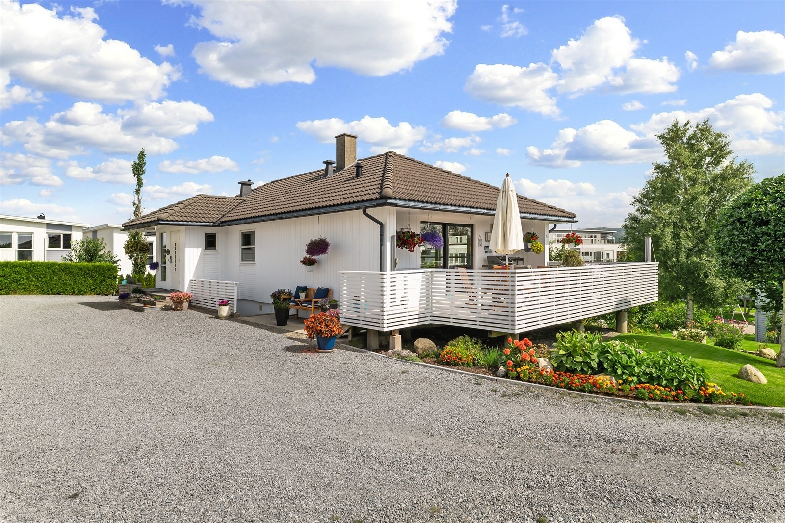 Stort gårdsrom med singel. Galleribilde